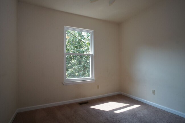 Building Photo - 4 Bed/2 1/2 Bath Bus Line Reserved Parking