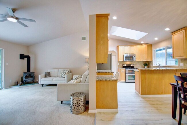 Building Photo - Lovely Clinton Home with Great Light and Pet Friendly!