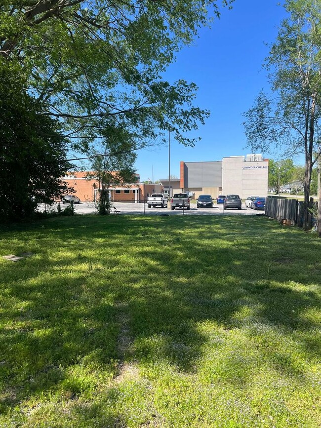 Building Photo - SPRING SPECIAL: HALF OF FIRST MONTH RENT! ...
