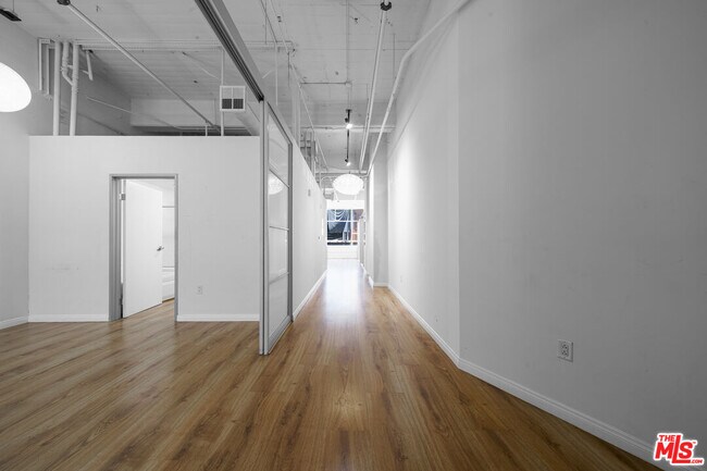 Building Photo - 1130 Flower St