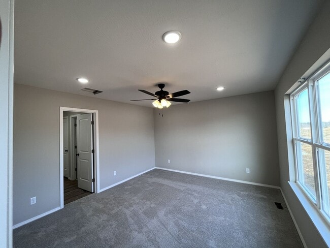 Building Photo - Great spacious home in Strafford