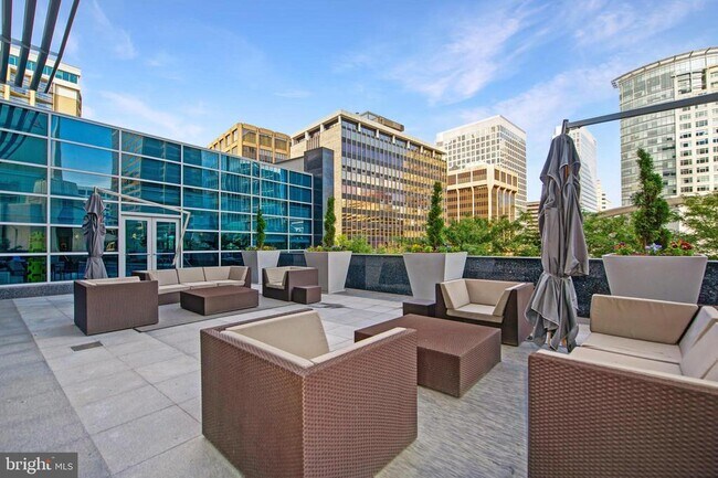 Building Photo - 1881 N Nash St