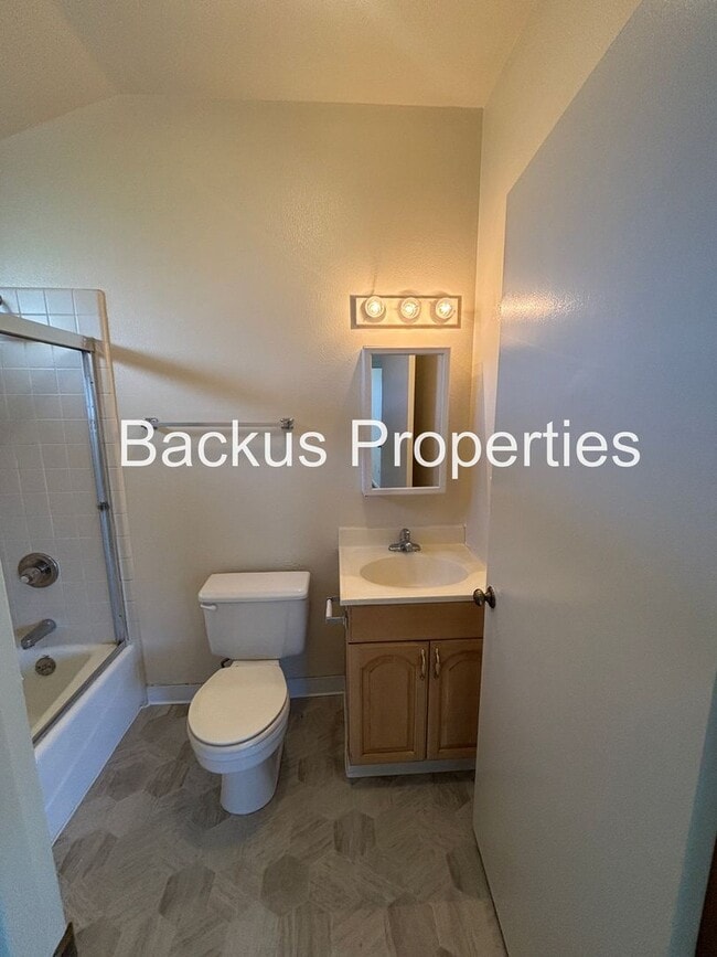 Building Photo - 325 Kings St