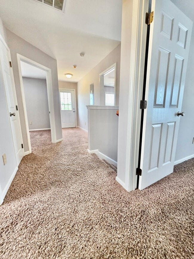 Building Photo - Elevated Four Bedroom in Rivertowne Countr...