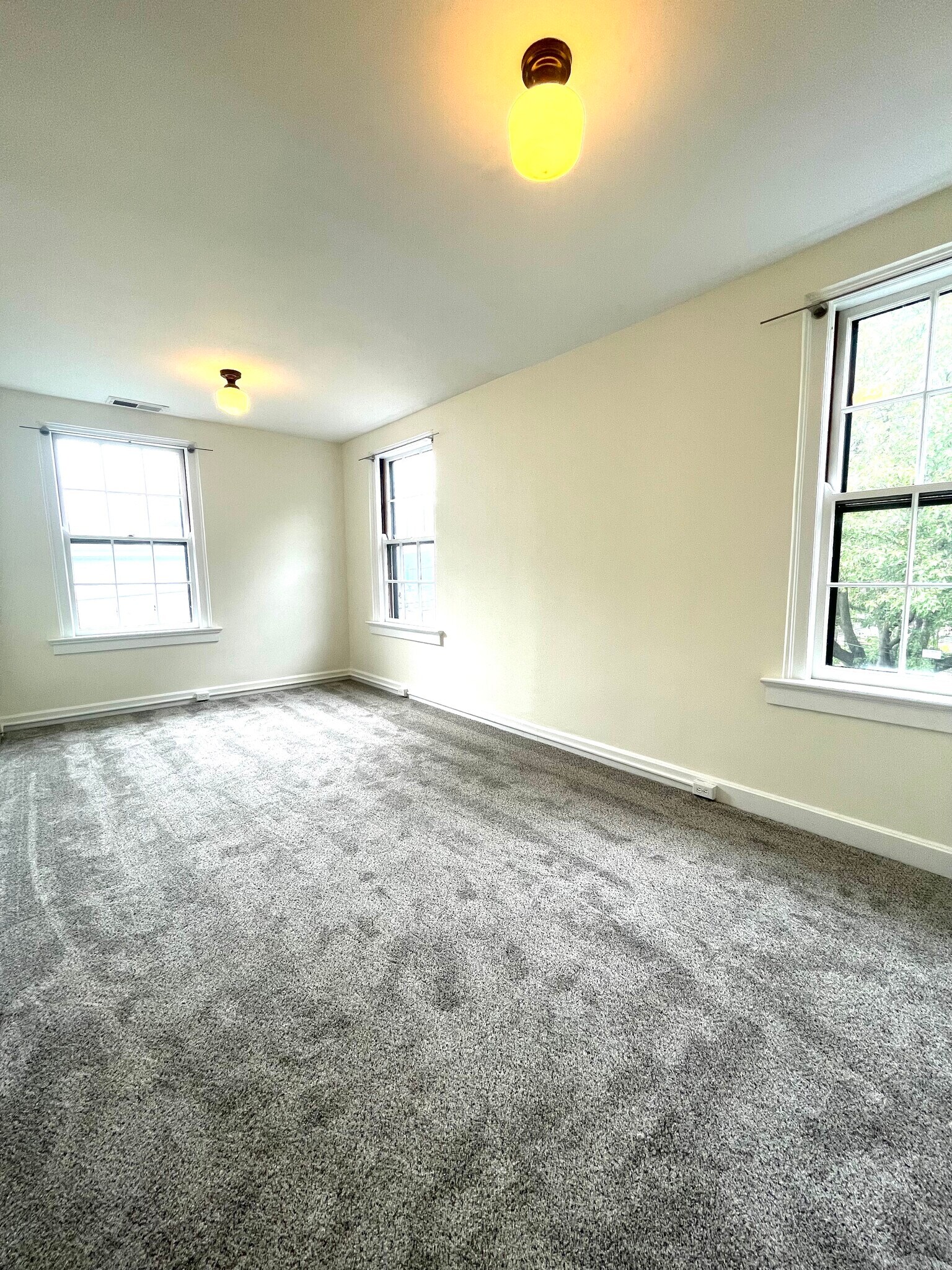 Bed 3 - 417 E 6th St