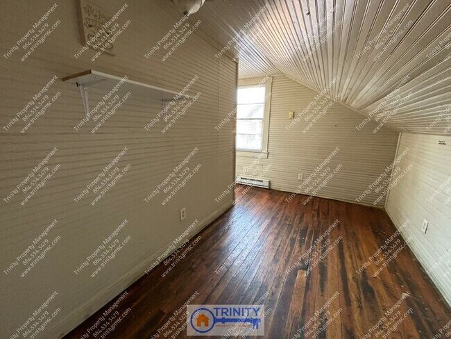 Building Photo - Cozy 3 bedroom/ 1 bathroom available now