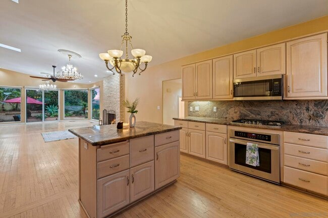Building Photo - 6430 La Jolla Scenic S Dr