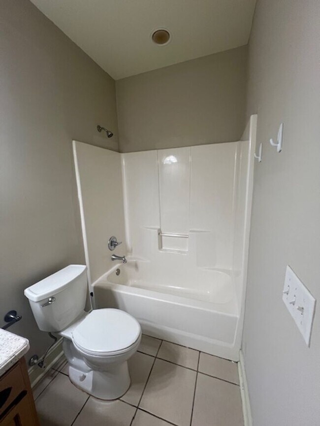 Building Photo - Southern Comfort & Style: Discover This Be...
