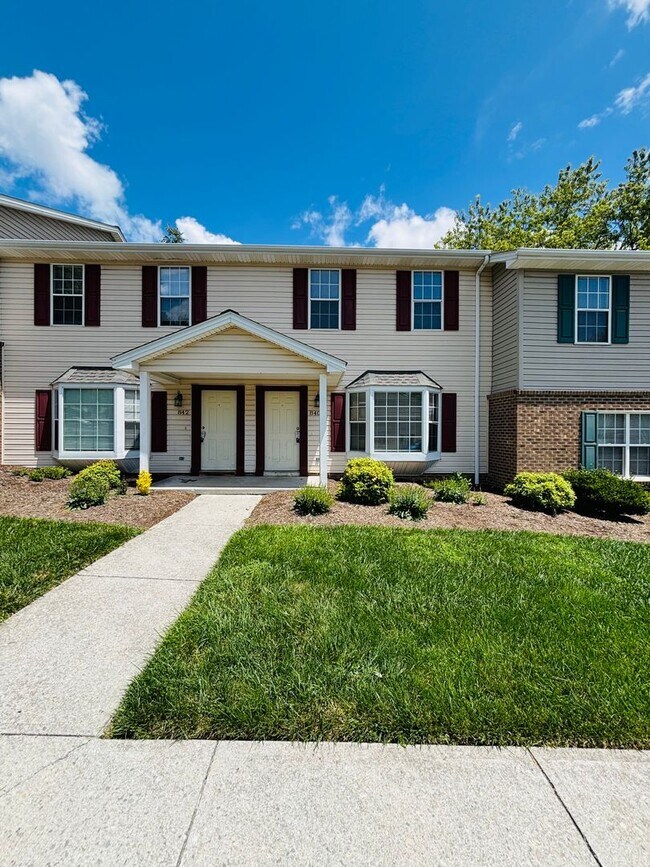 Building Photo - 840 Patrick Henry Dr