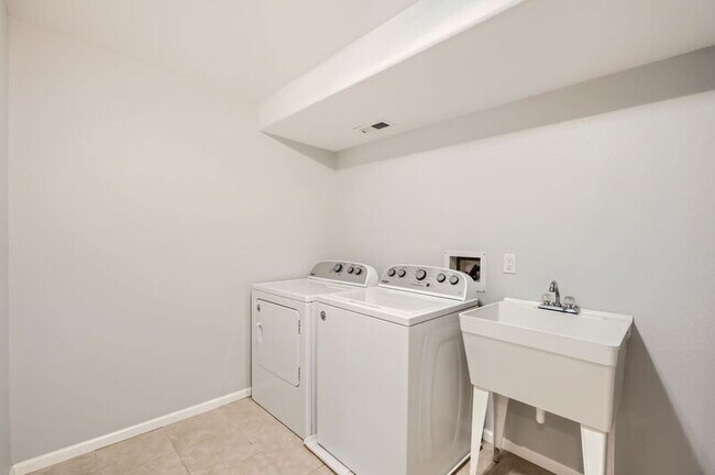 Building Photo - 9173 Sunningdale Rd