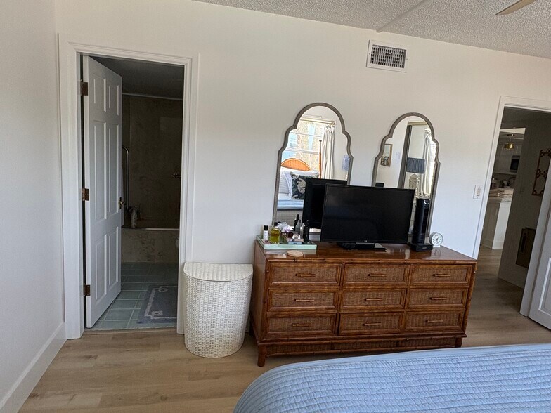 Building Photo - 325 N Causeway