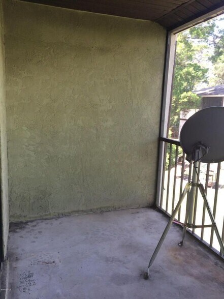 Large balcony - 1554 University Lane