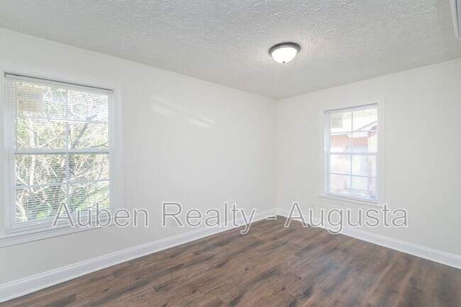 Building Photo - 2524 Rhodes Dr