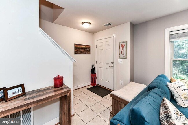 Building Photo - 2505 S Kenmore Ct