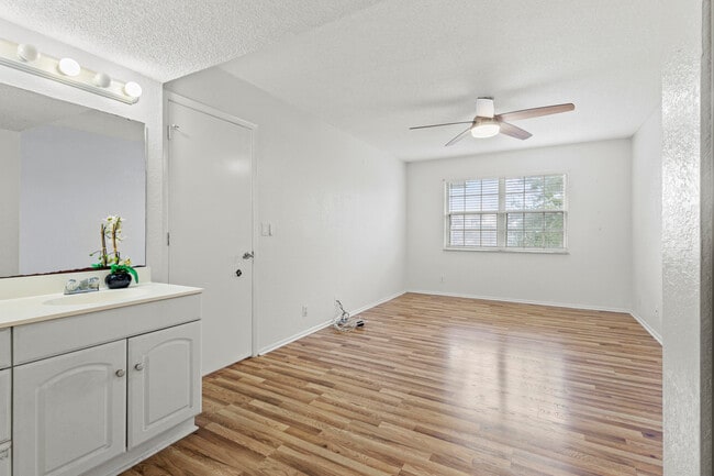 Building Photo - 1507 SE Royal Green Cir