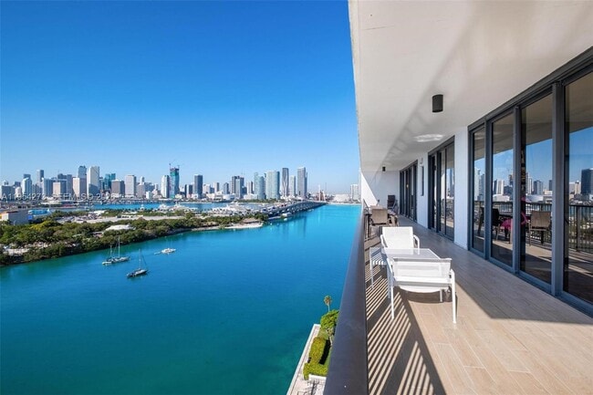 Building Photo - 1000 Venetian Way