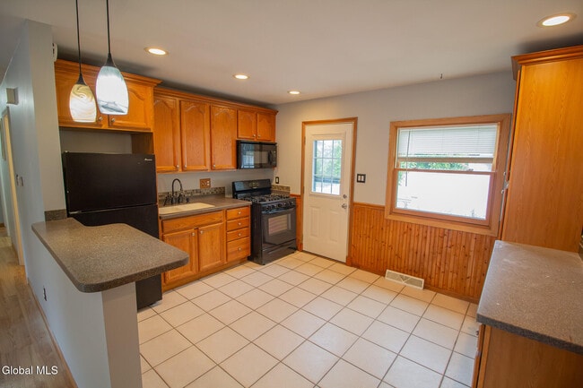 Building Photo - 3275 Maryvale Dr