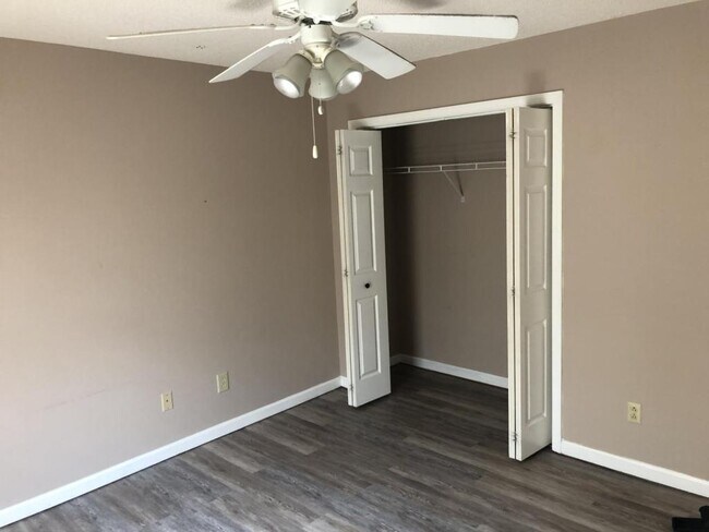Building Photo - 1129 Miller Dr