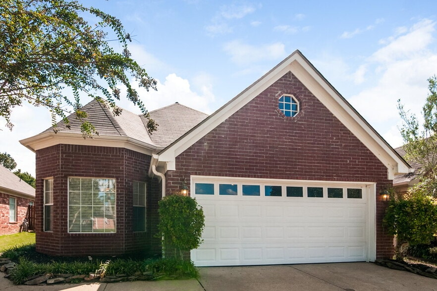 Primary Photo - 8682 Cat Tail Dr