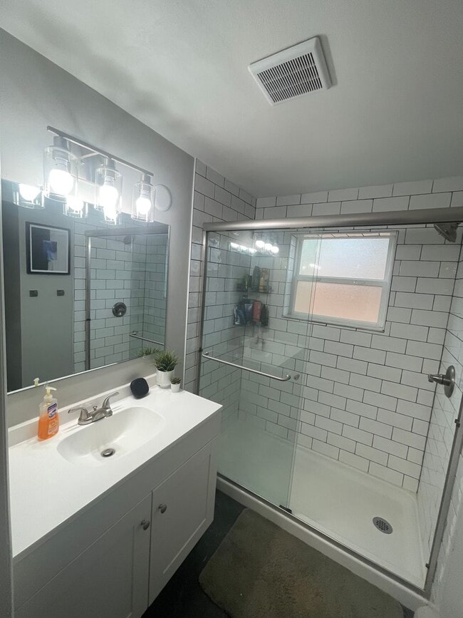Building Photo - Renovated 3 Bedroom 1.5 Bathroom in Arvada!