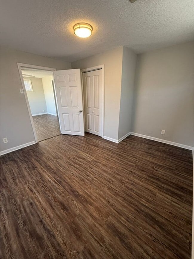 Building Photo - Simple & Comfortable 3 Bedroom Home in Iowa, LA with Large Yard!