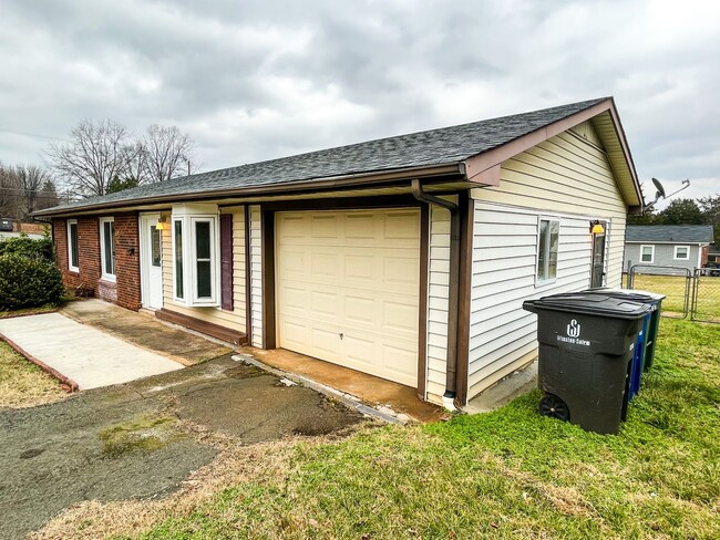 Building Photo - Cozy 3 Bedroom, 1 1/2 Bathroom Near Downto...