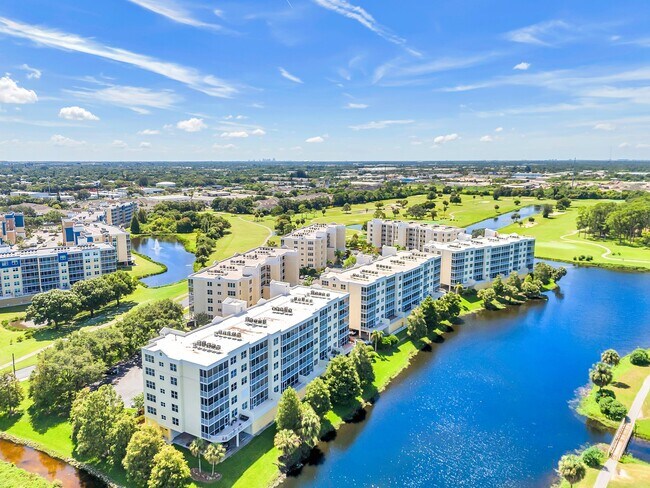 Building Photo - 1200 Country Club Dr