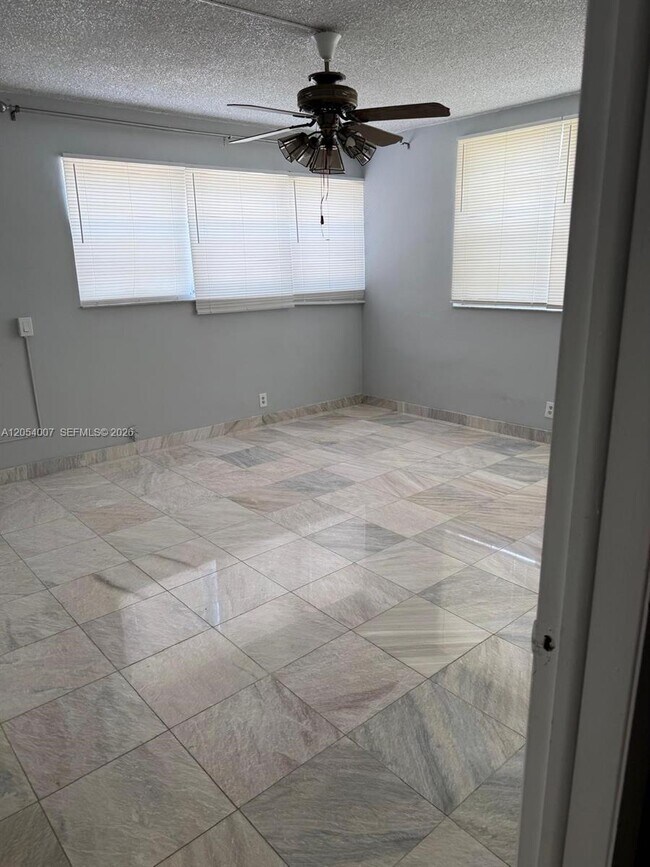 Building Photo - 1333 E Hallandale Beach Blvd