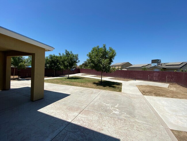 Building Photo - Beautiful home in desirable neighborhood for rent in Visalia CA