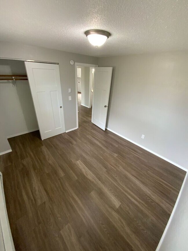 Building Photo - Mid Tacoma duplex 2bd 1 bath w/ 1 car garage