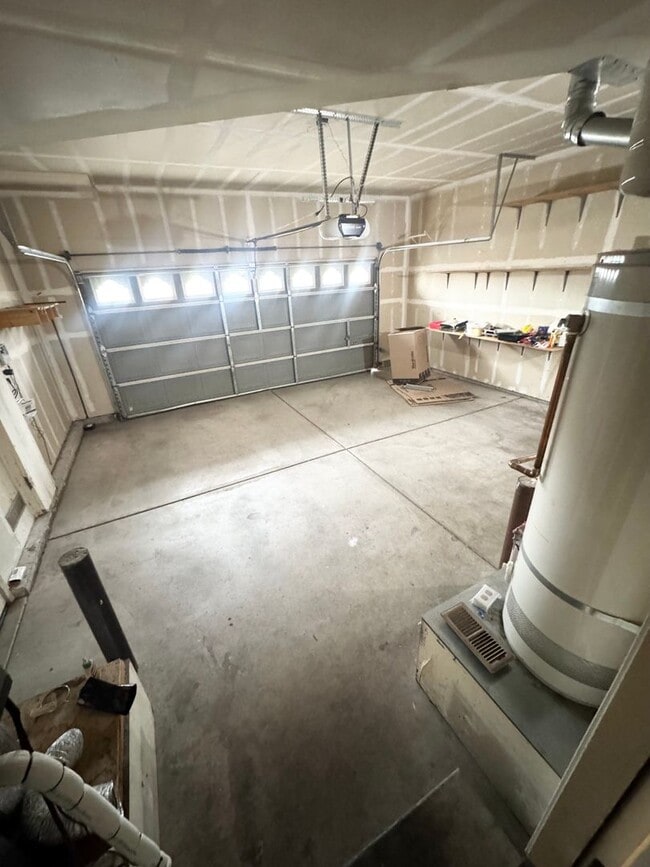 Building Photo - Charming Spacious 3 Bedroom Home