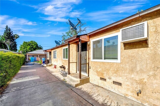 Primary Photo - 14235 Sylvan St