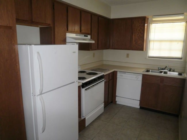 Building Photo - Kenwood Pointe Apartments: Washer and Drye...