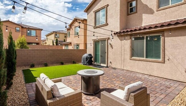 Building Photo - Beautifully Modern 3 bedroom Near Southern...