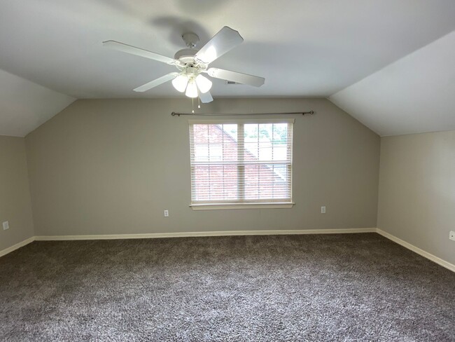 Building Photo - 4 BEDROOM TOWNHOUSE FAYETTEVILLE AR! Ready...