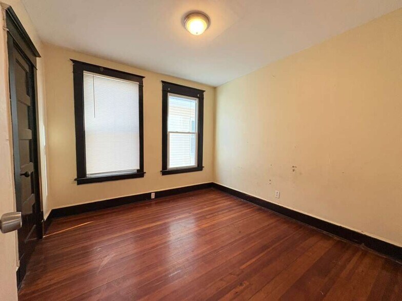 Building Photo - 327 Bassett St