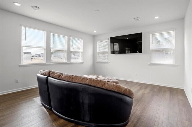 Building Photo - 645 Thomas Gage Dr