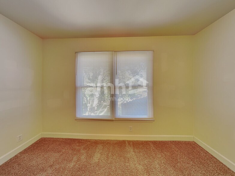 Building Photo - 7012 Poplar Creek Trce