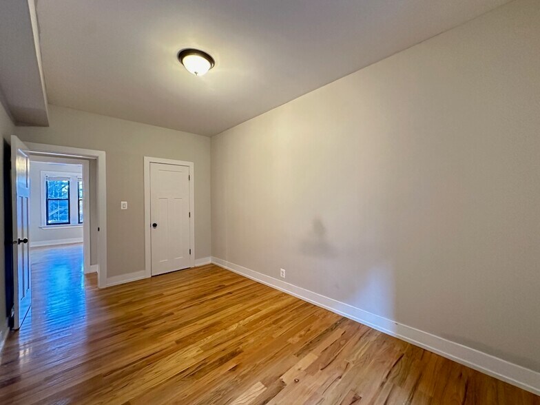 Building Photo - 3535 N Racine Ave