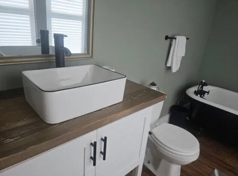 Building Photo - 719 S Market St