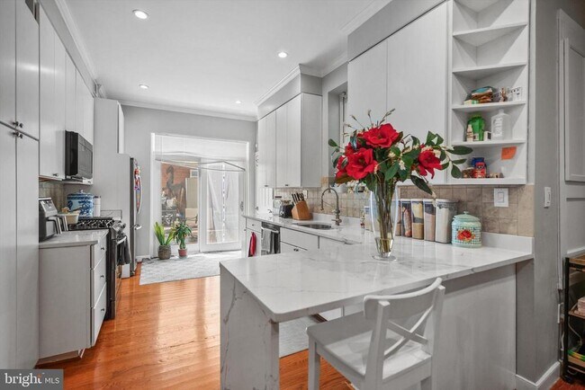 Building Photo - 211 F St NE