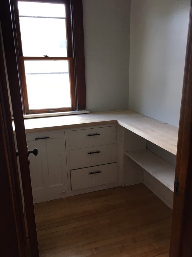 butlers pantry - 247 Winifred St W