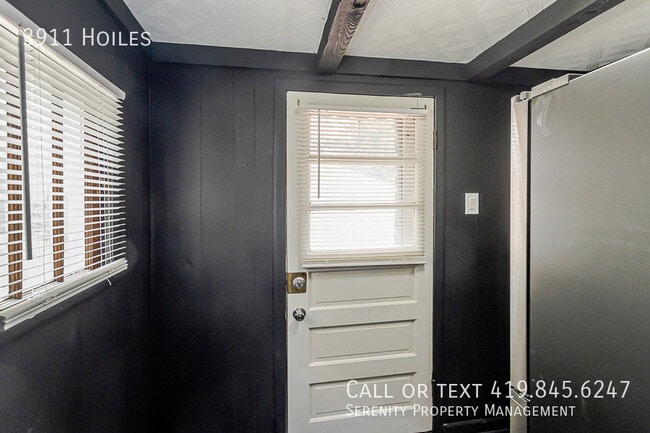 Building Photo - 3911 Hoiles-