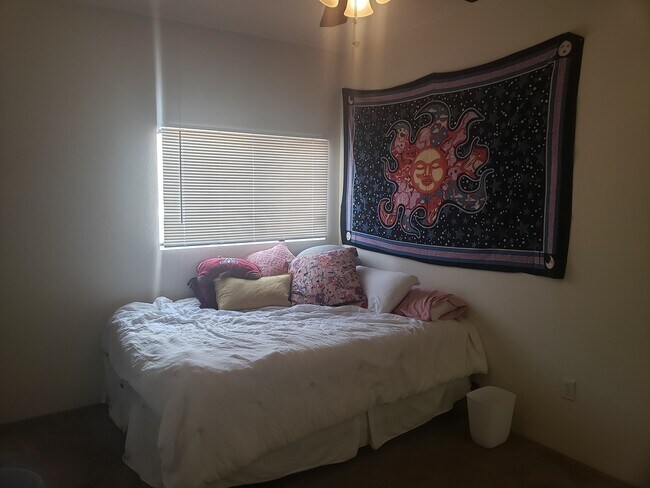 Building Photo - 842 E Lester St