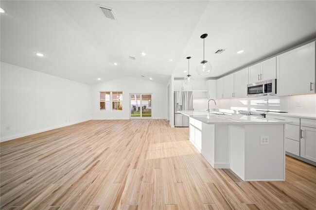 Building Photo - 1689 SW Abingdon Ave