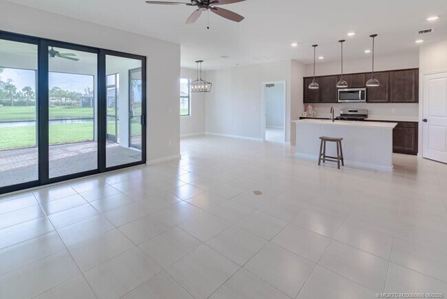 Building Photo - 861 SE Courances Dr