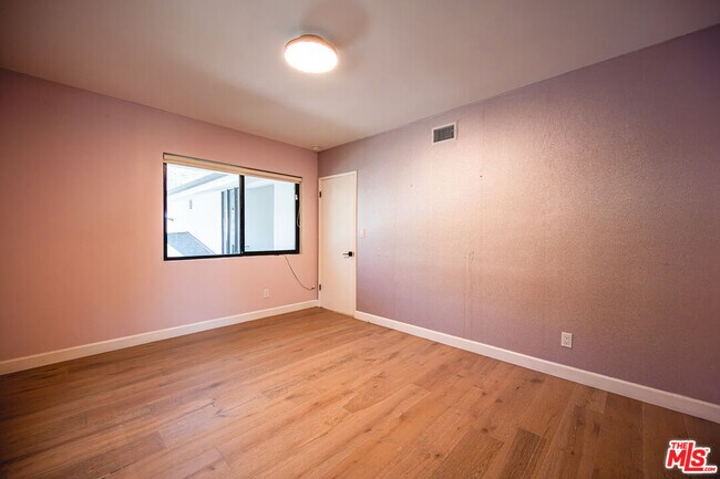 Building Photo - 3116 Beachwood Dr