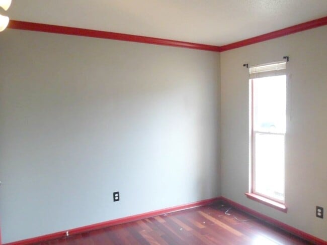 Building Photo - Great Curb Appeal, Location, and Price!