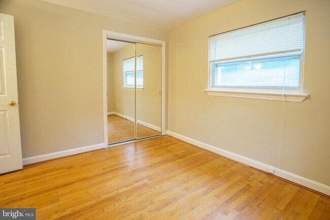 Building Photo - 5205 Saratoga Ave