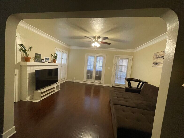 Living Room - 216 N New Hampshire Ave